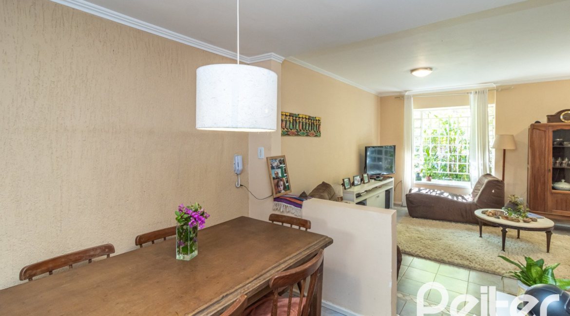 Casa em Condomínio à venda com 133m², 3 dormitórios, 1 suíte, 2 vagas, no bairro Tristeza em Porto Alegre