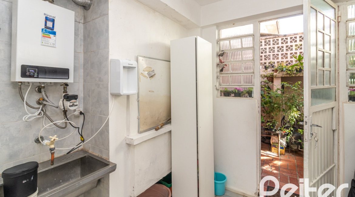 Casa em Condomínio à venda com 133m², 3 dormitórios, 1 suíte, 2 vagas, no bairro Tristeza em Porto Alegre