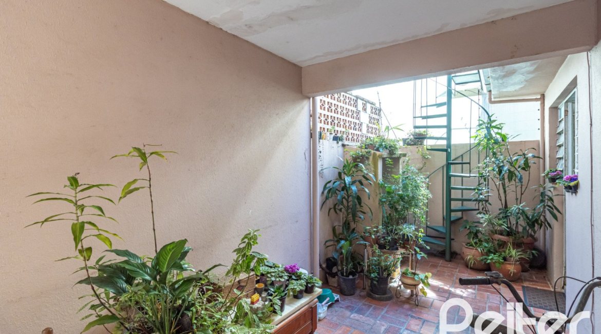 Casa em Condomínio à venda com 133m², 3 dormitórios, 1 suíte, 2 vagas, no bairro Tristeza em Porto Alegre