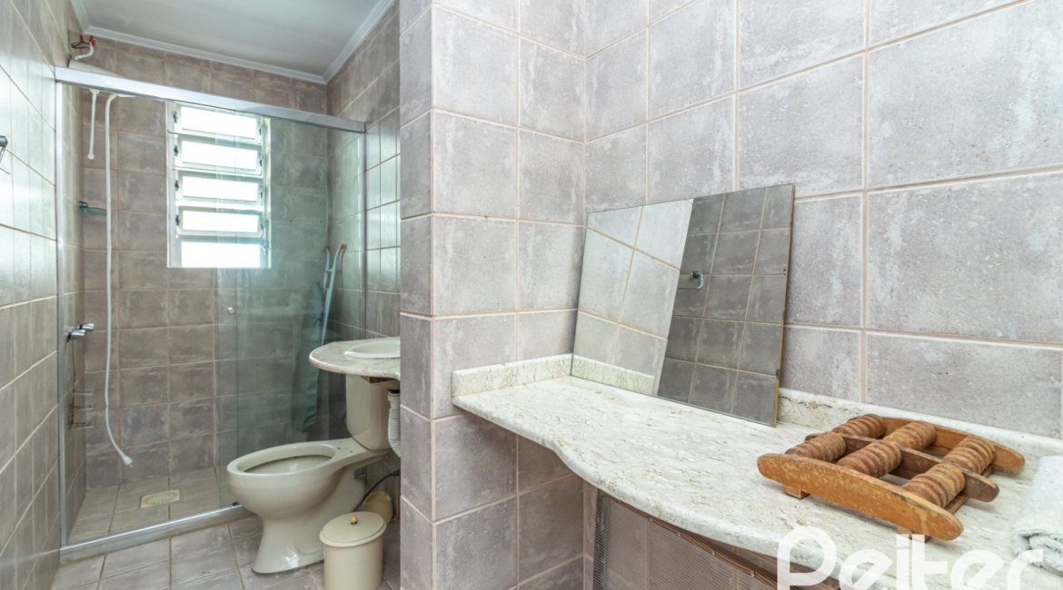 Casa em Condomínio à venda com 133m², 3 dormitórios, 1 suíte, 2 vagas, no bairro Tristeza em Porto Alegre