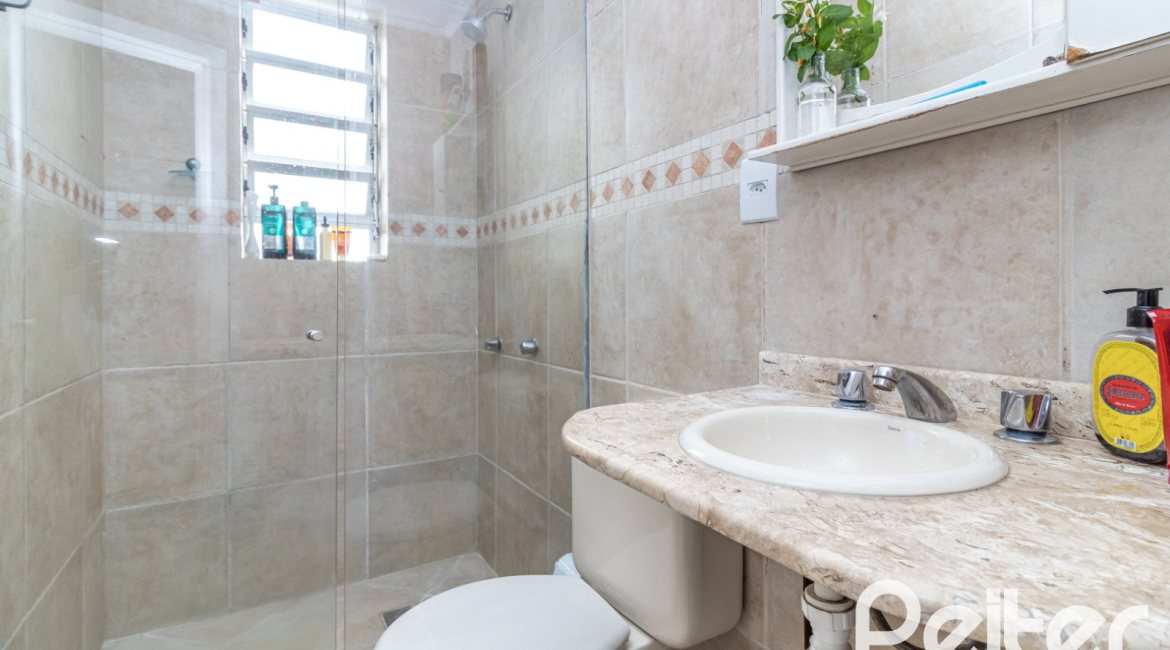 Casa em Condomínio à venda com 133m², 3 dormitórios, 1 suíte, 2 vagas, no bairro Tristeza em Porto Alegre