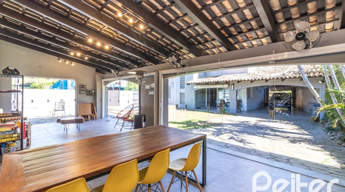 Casa à venda com 356m², 3 dormitórios, 2 suítes, 3 vagas, no bairro Ipanema em Porto Alegre