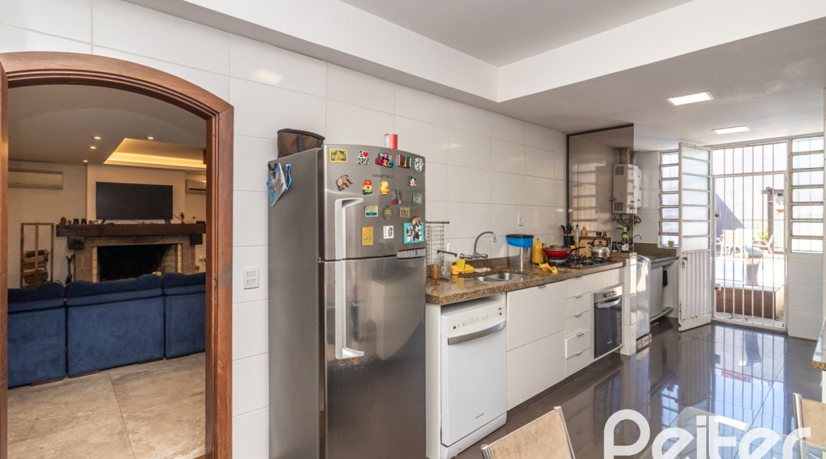 Casa à venda com 356m², 3 dormitórios, 2 suítes, 3 vagas, no bairro Ipanema em Porto Alegre