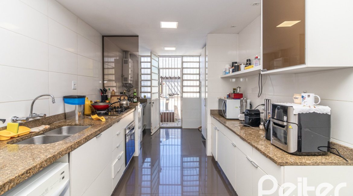 Casa à venda com 356m², 3 dormitórios, 2 suítes, 3 vagas, no bairro Ipanema em Porto Alegre