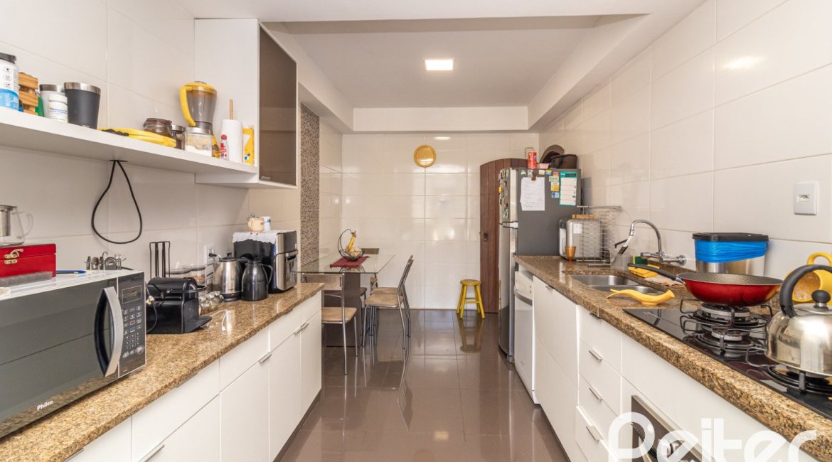 Casa à venda com 356m², 3 dormitórios, 2 suítes, 3 vagas, no bairro Ipanema em Porto Alegre