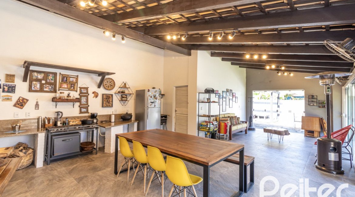 Casa à venda com 356m², 3 dormitórios, 2 suítes, 3 vagas, no bairro Ipanema em Porto Alegre