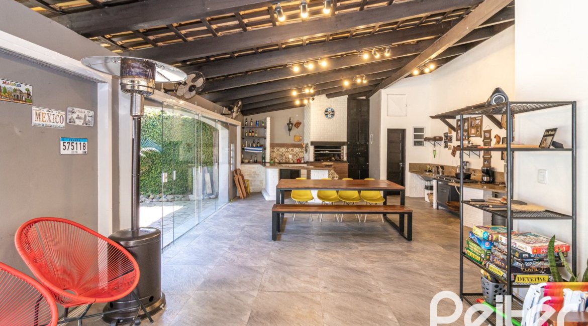 Casa à venda com 356m², 3 dormitórios, 2 suítes, 3 vagas, no bairro Ipanema em Porto Alegre