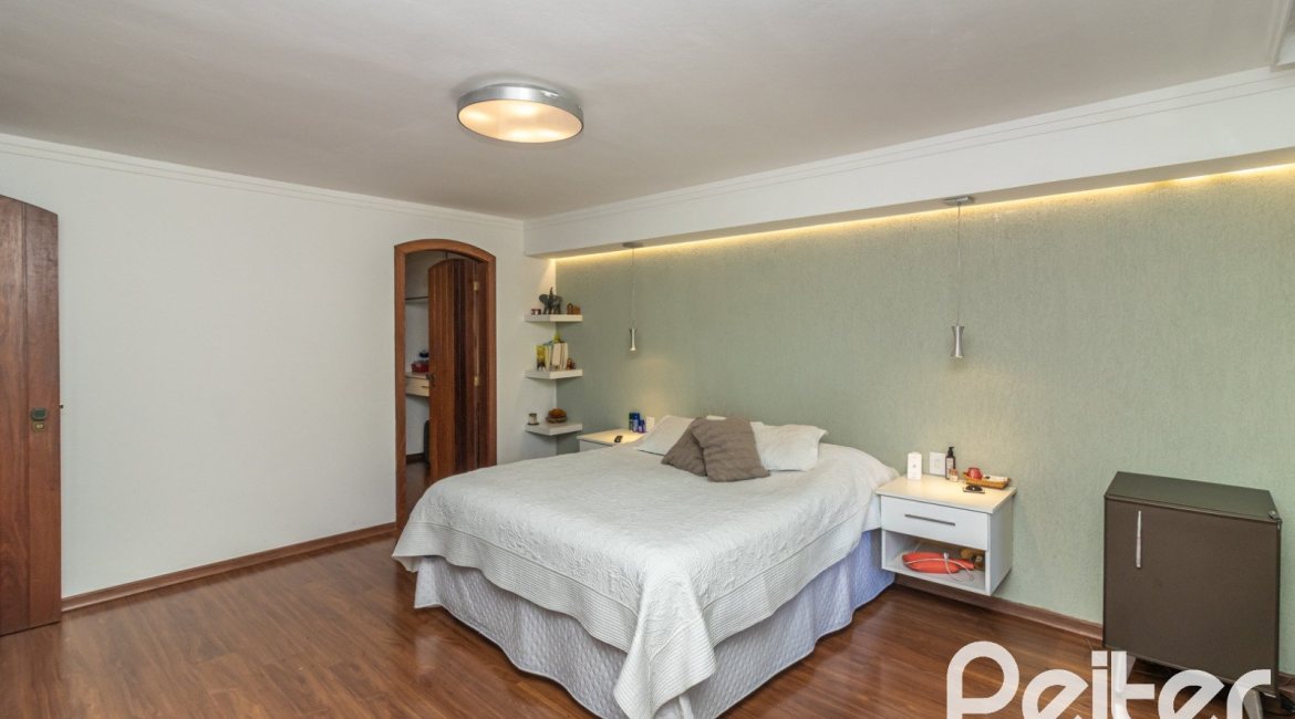 Casa à venda com 356m², 3 dormitórios, 2 suítes, 3 vagas, no bairro Ipanema em Porto Alegre