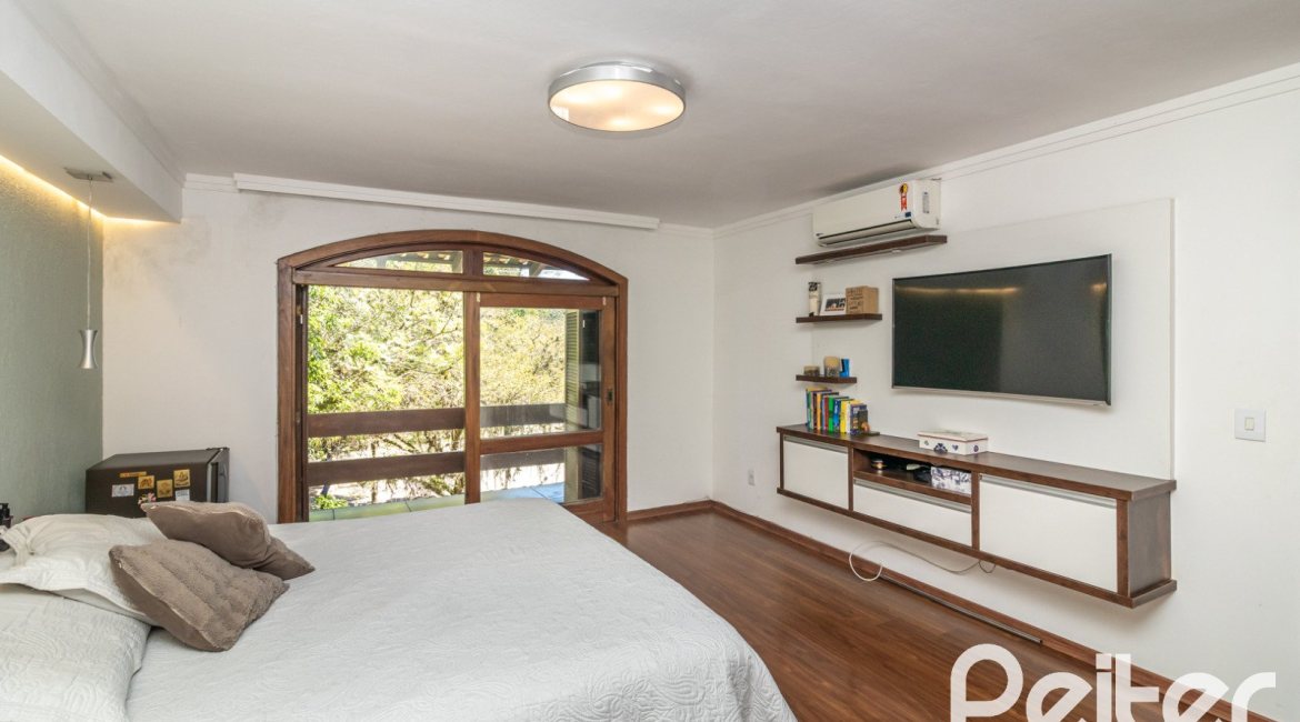 Casa à venda com 356m², 3 dormitórios, 2 suítes, 3 vagas, no bairro Ipanema em Porto Alegre