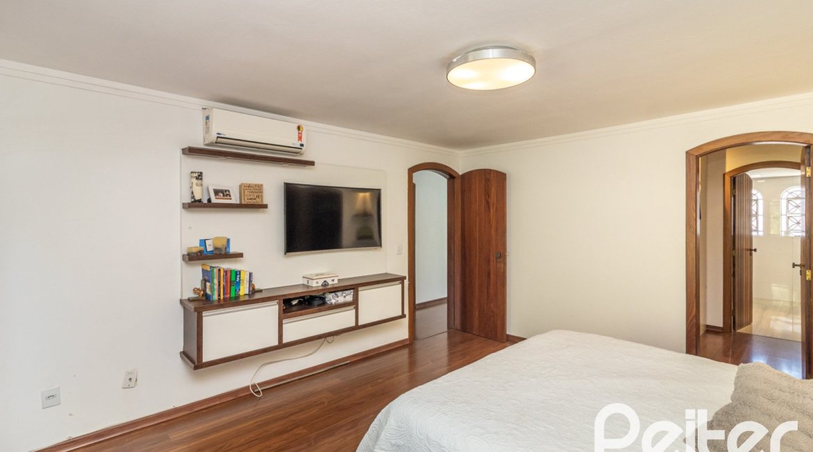 Casa à venda com 356m², 3 dormitórios, 2 suítes, 3 vagas, no bairro Ipanema em Porto Alegre