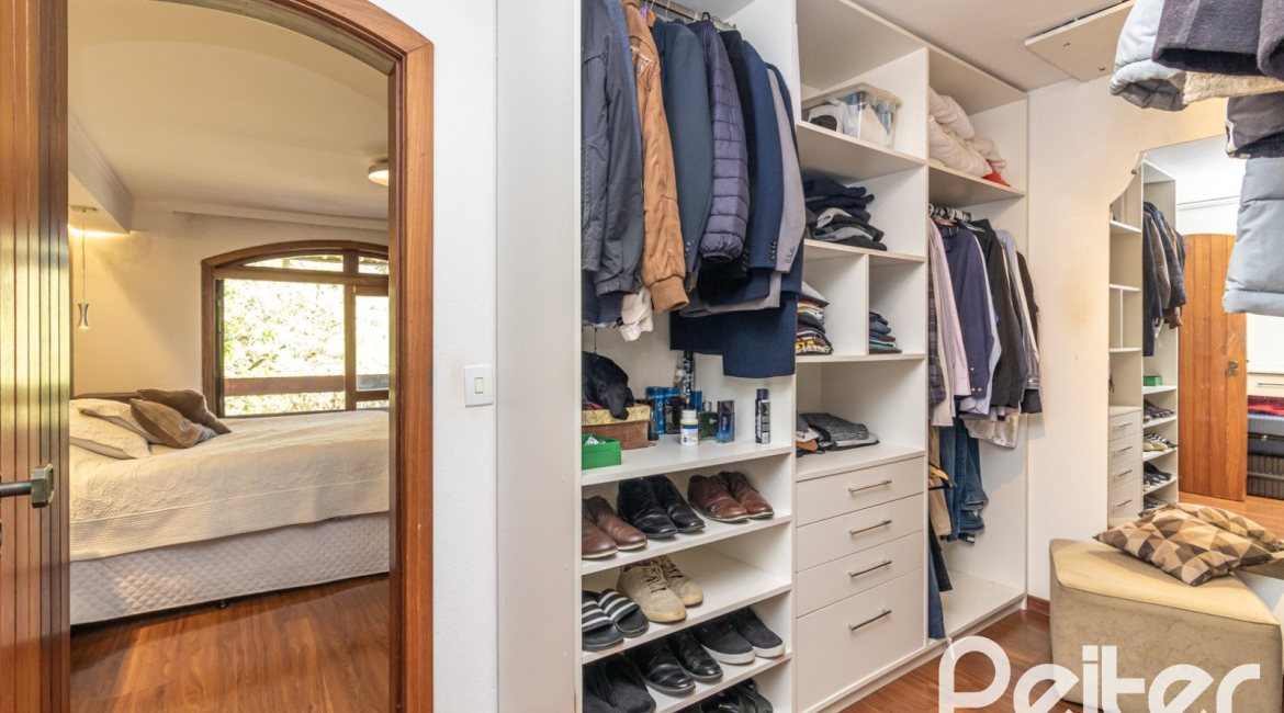 Casa à venda com 356m², 3 dormitórios, 2 suítes, 3 vagas, no bairro Ipanema em Porto Alegre