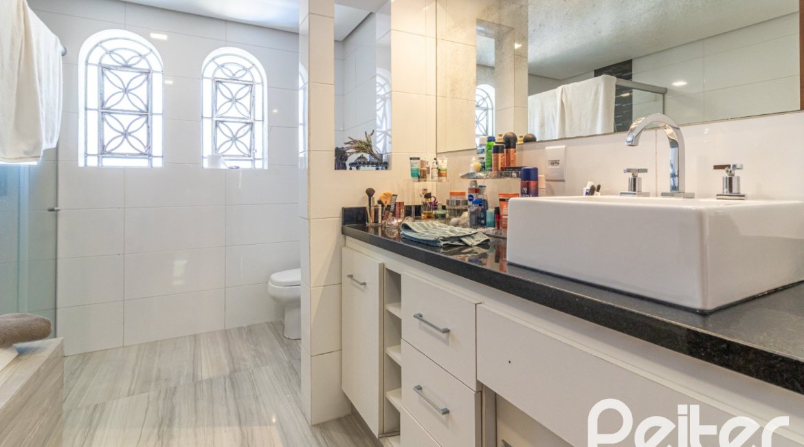 Casa à venda com 356m², 3 dormitórios, 2 suítes, 3 vagas, no bairro Ipanema em Porto Alegre