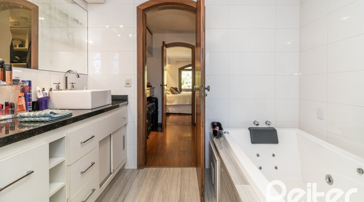 Casa à venda com 356m², 3 dormitórios, 2 suítes, 3 vagas, no bairro Ipanema em Porto Alegre