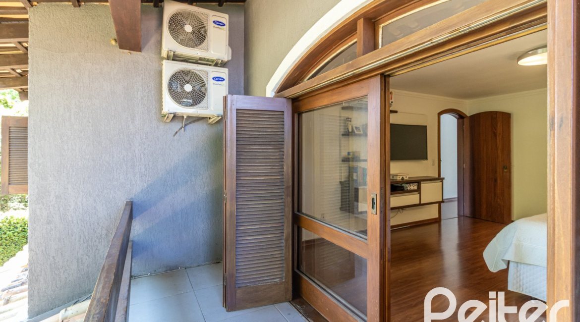 Casa à venda com 356m², 3 dormitórios, 2 suítes, 3 vagas, no bairro Ipanema em Porto Alegre