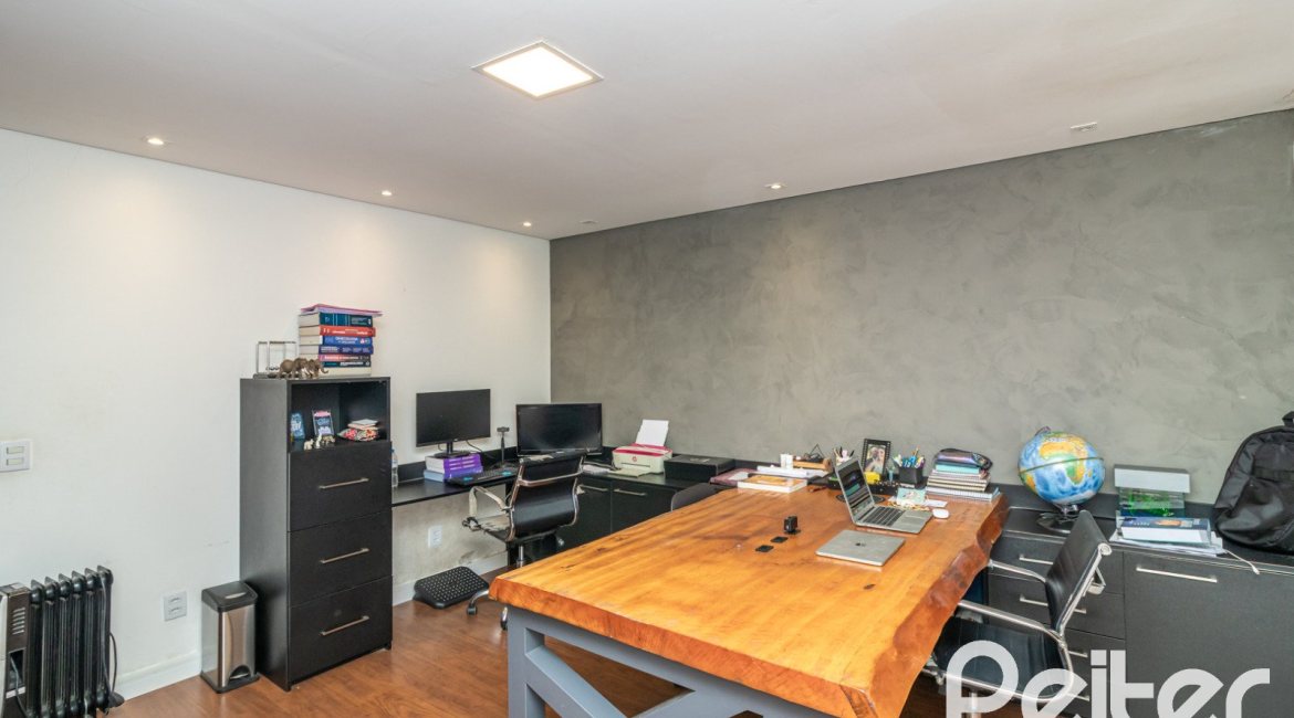 Casa à venda com 356m², 3 dormitórios, 2 suítes, 3 vagas, no bairro Ipanema em Porto Alegre