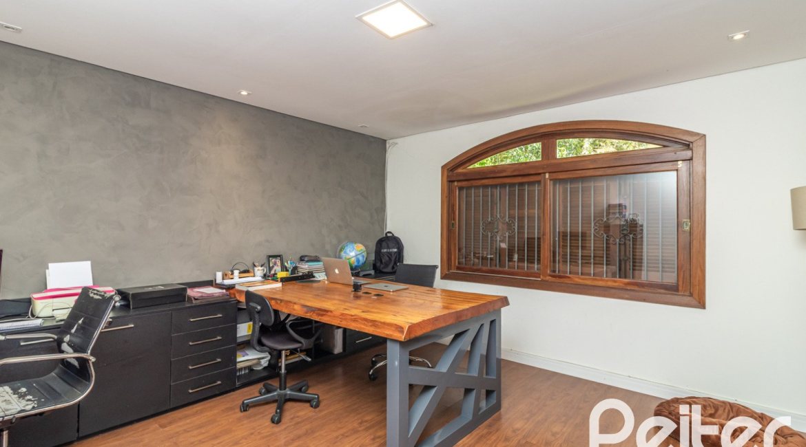 Casa à venda com 356m², 3 dormitórios, 2 suítes, 3 vagas, no bairro Ipanema em Porto Alegre