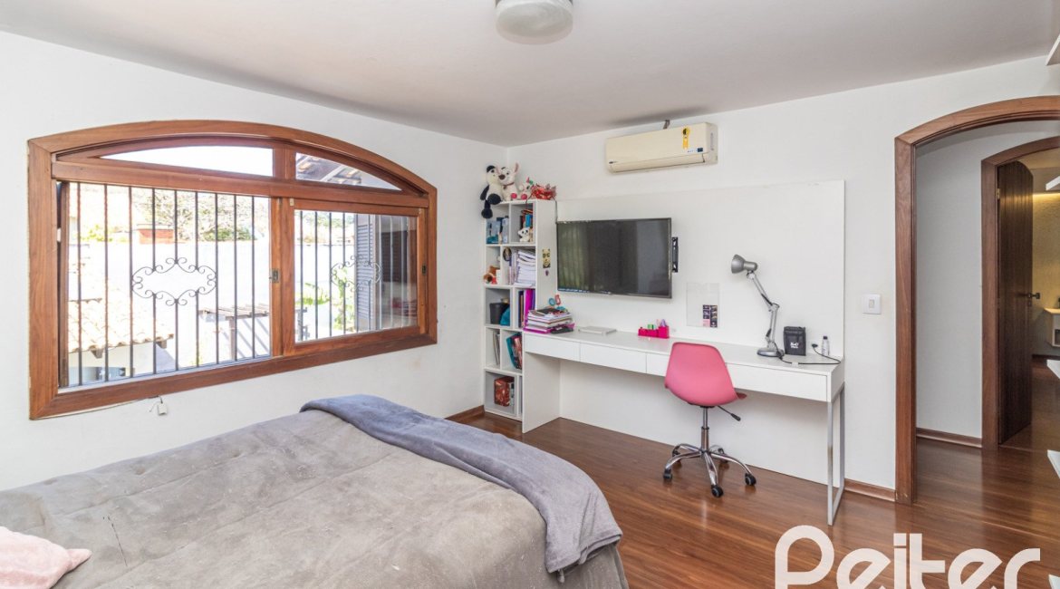 Casa à venda com 356m², 3 dormitórios, 2 suítes, 3 vagas, no bairro Ipanema em Porto Alegre