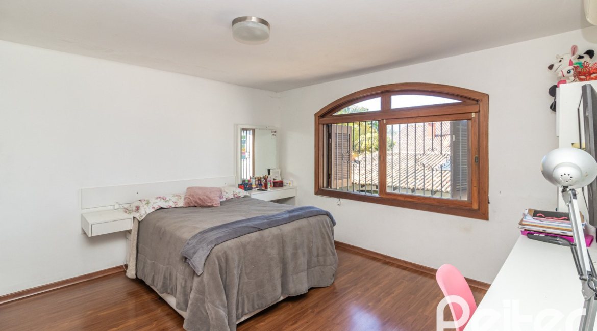 Casa à venda com 356m², 3 dormitórios, 2 suítes, 3 vagas, no bairro Ipanema em Porto Alegre