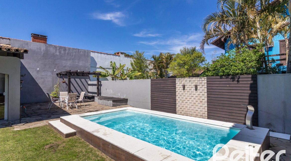 Casa à venda com 356m², 3 dormitórios, 2 suítes, 3 vagas, no bairro Ipanema em Porto Alegre