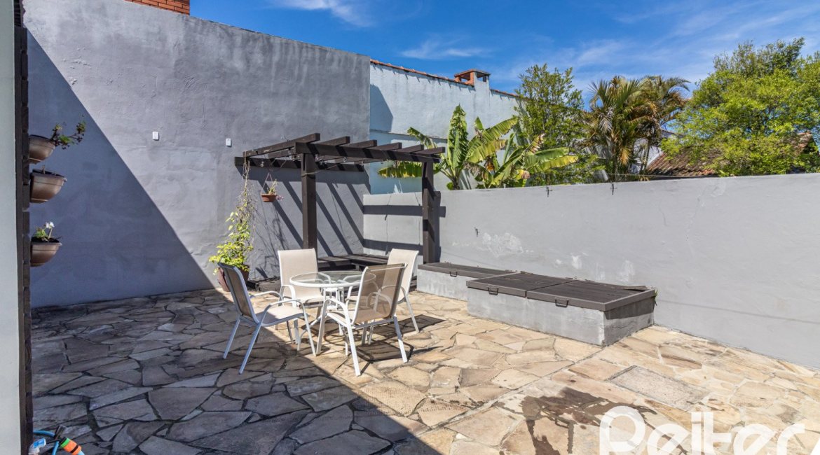 Casa à venda com 356m², 3 dormitórios, 2 suítes, 3 vagas, no bairro Ipanema em Porto Alegre