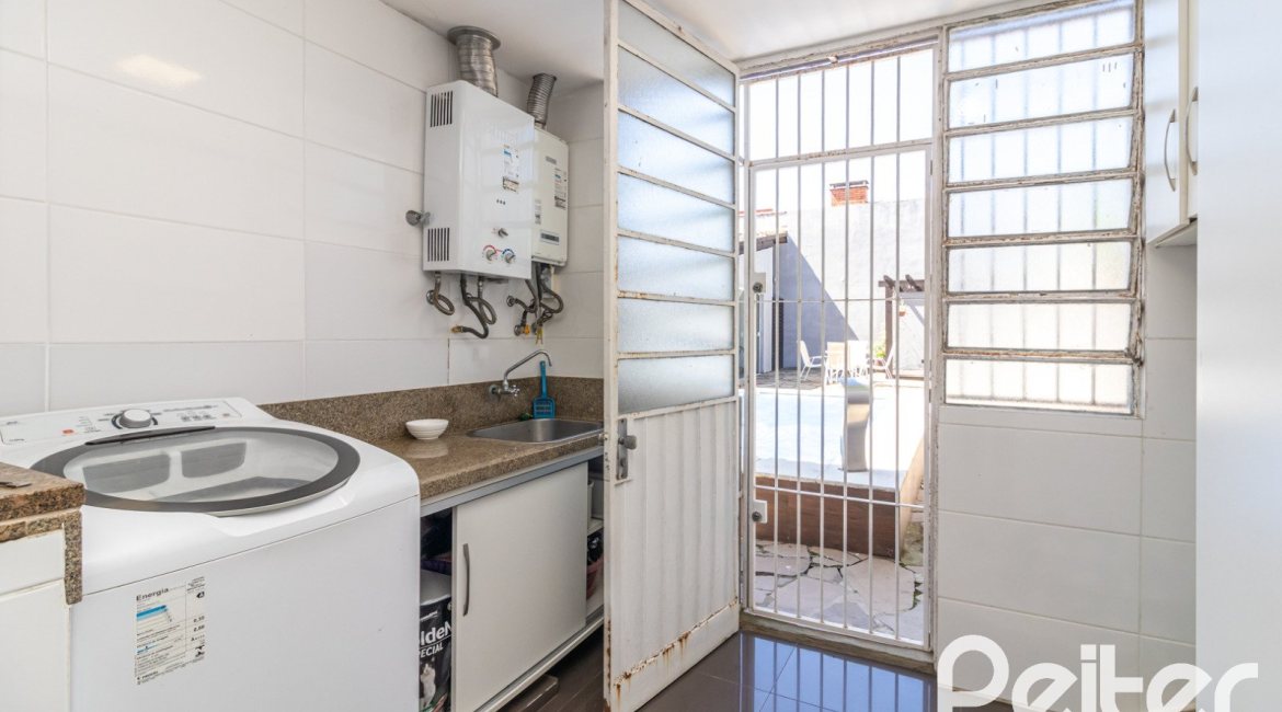 Casa à venda com 356m², 3 dormitórios, 2 suítes, 3 vagas, no bairro Ipanema em Porto Alegre