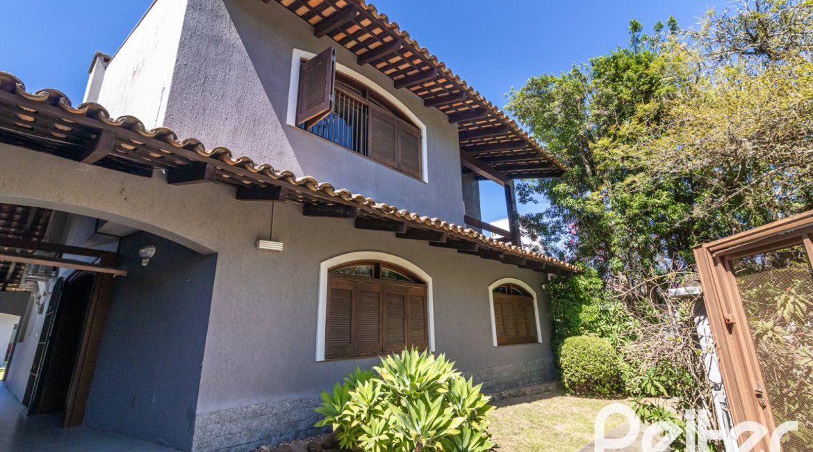 Casa à venda com 356m², 3 dormitórios, 2 suítes, 3 vagas, no bairro Ipanema em Porto Alegre