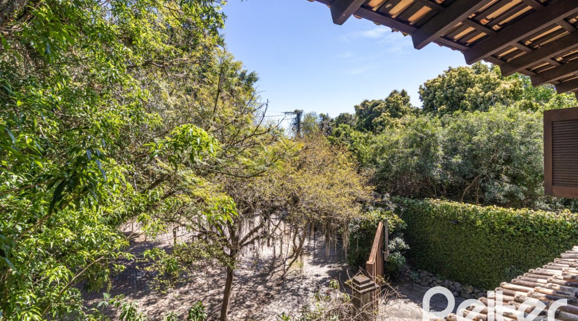 Casa à venda com 356m², 3 dormitórios, 2 suítes, 3 vagas, no bairro Ipanema em Porto Alegre