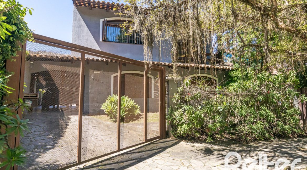 Casa à venda com 356m², 3 dormitórios, 2 suítes, 3 vagas, no bairro Ipanema em Porto Alegre