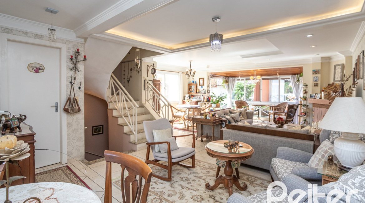 Casa em Condomínio à venda com 252m², 3 dormitórios, 2 suítes, 3 vagas, no bairro Vila Assunção em Porto Alegre