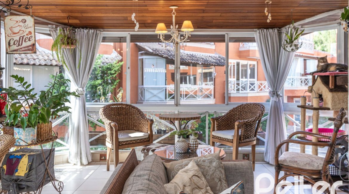 Casa em Condomínio à venda com 252m², 3 dormitórios, 2 suítes, 3 vagas, no bairro Vila Assunção em Porto Alegre