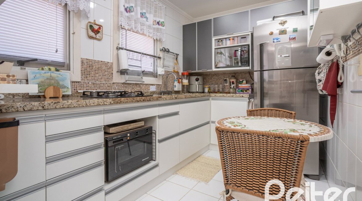 Casa em Condomínio à venda com 252m², 3 dormitórios, 2 suítes, 3 vagas, no bairro Vila Assunção em Porto Alegre