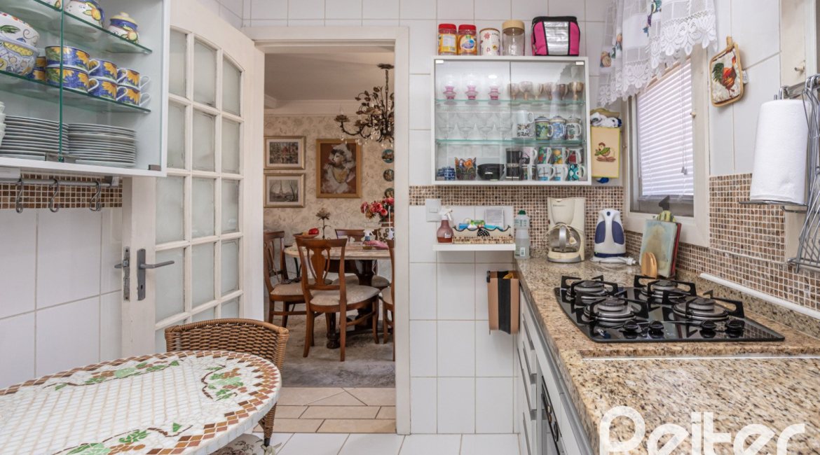 Casa em Condomínio à venda com 252m², 3 dormitórios, 2 suítes, 3 vagas, no bairro Vila Assunção em Porto Alegre