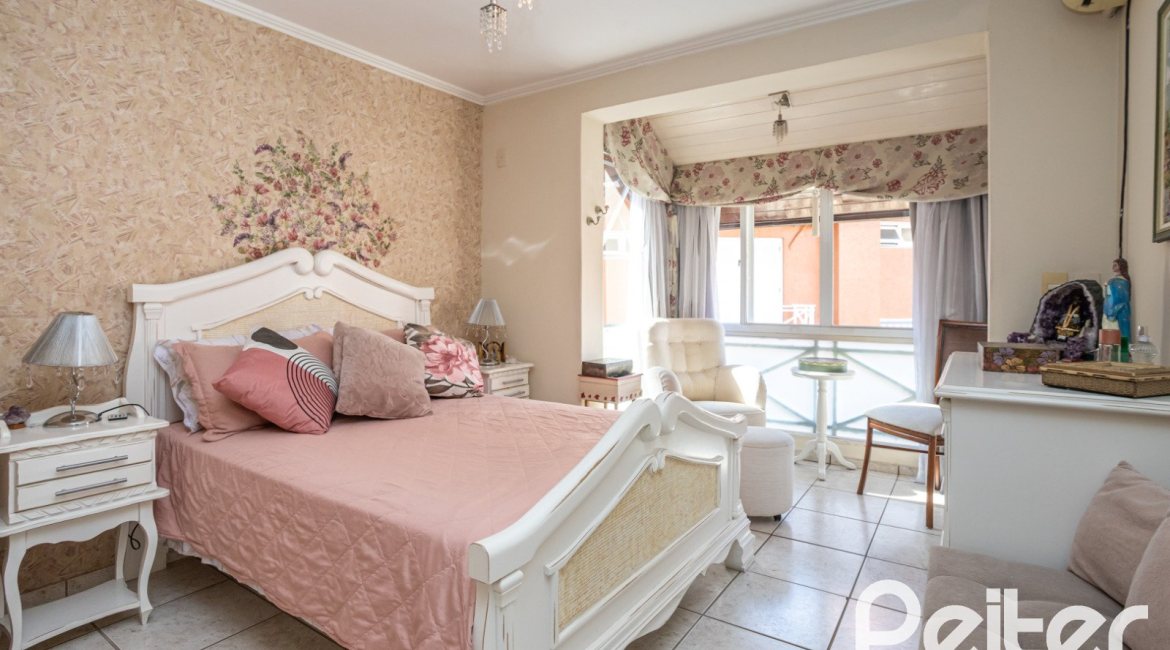 Casa em Condomínio à venda com 252m², 3 dormitórios, 2 suítes, 3 vagas, no bairro Vila Assunção em Porto Alegre