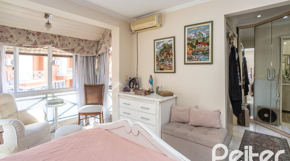 Casa em Condomínio à venda com 252m², 3 dormitórios, 2 suítes, 3 vagas, no bairro Vila Assunção em Porto Alegre