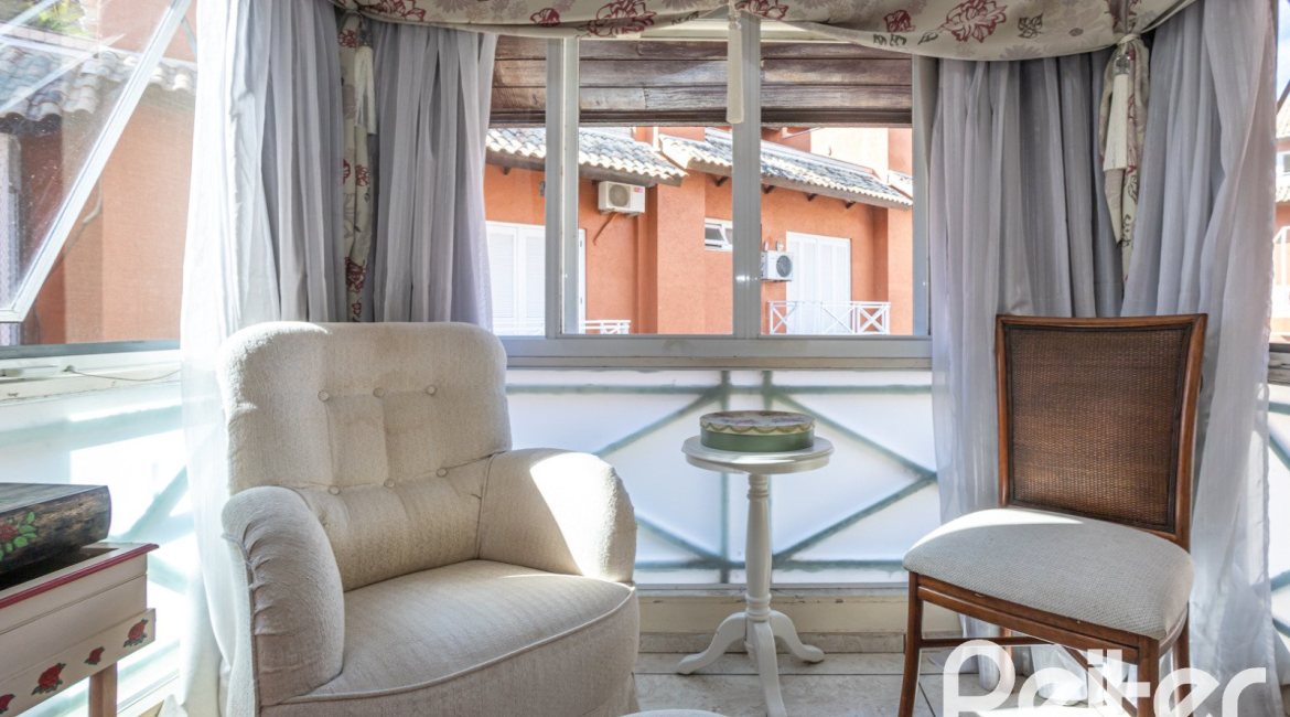 Casa em Condomínio à venda com 252m², 3 dormitórios, 2 suítes, 3 vagas, no bairro Vila Assunção em Porto Alegre