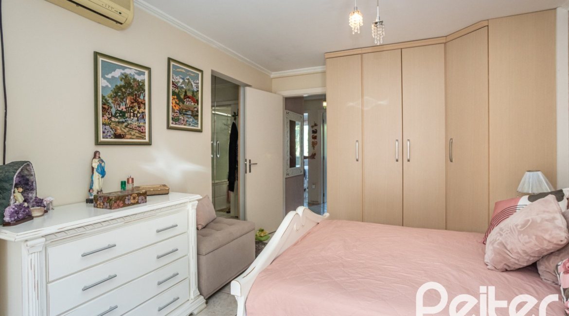 Casa em Condomínio à venda com 252m², 3 dormitórios, 2 suítes, 3 vagas, no bairro Vila Assunção em Porto Alegre