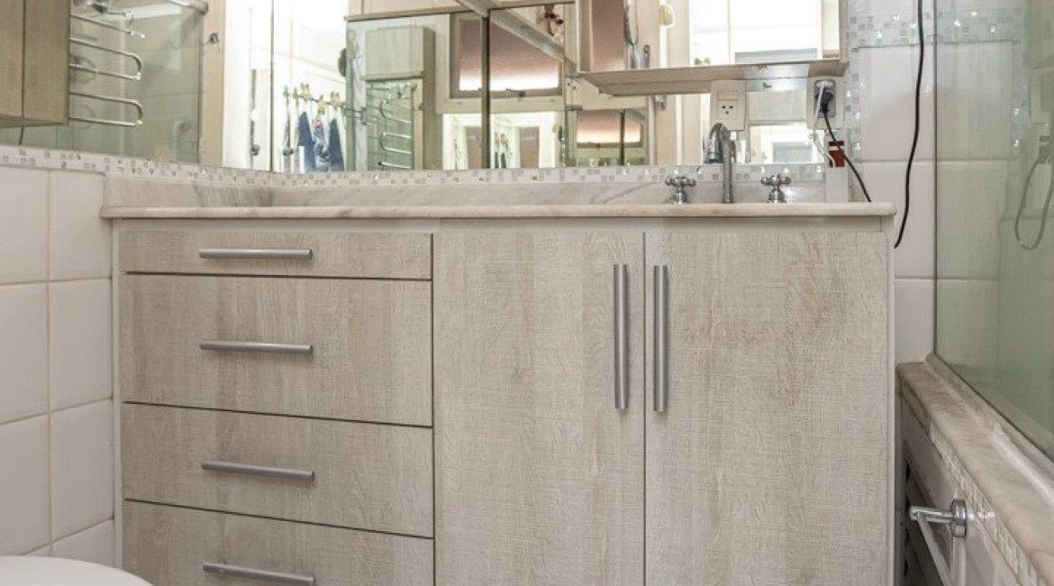 Casa em Condomínio à venda com 252m², 3 dormitórios, 2 suítes, 3 vagas, no bairro Vila Assunção em Porto Alegre