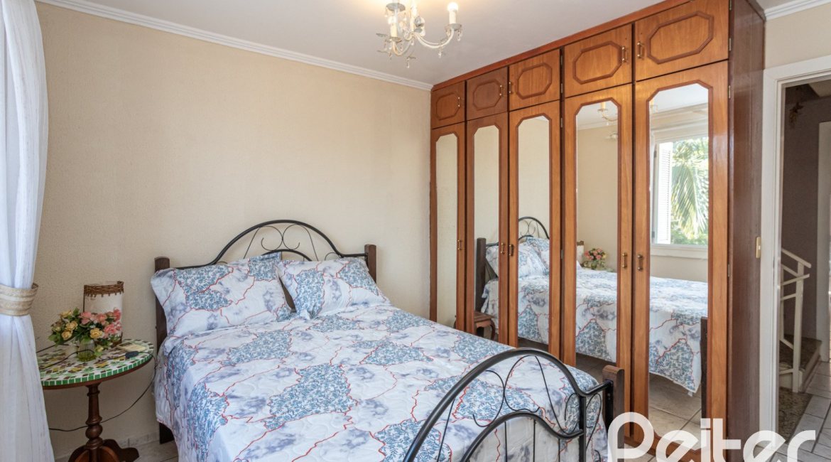 Casa em Condomínio à venda com 252m², 3 dormitórios, 2 suítes, 3 vagas, no bairro Vila Assunção em Porto Alegre