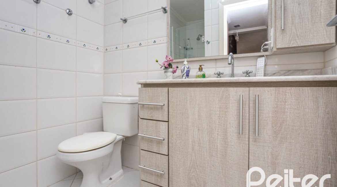 Casa em Condomínio à venda com 252m², 3 dormitórios, 2 suítes, 3 vagas, no bairro Vila Assunção em Porto Alegre