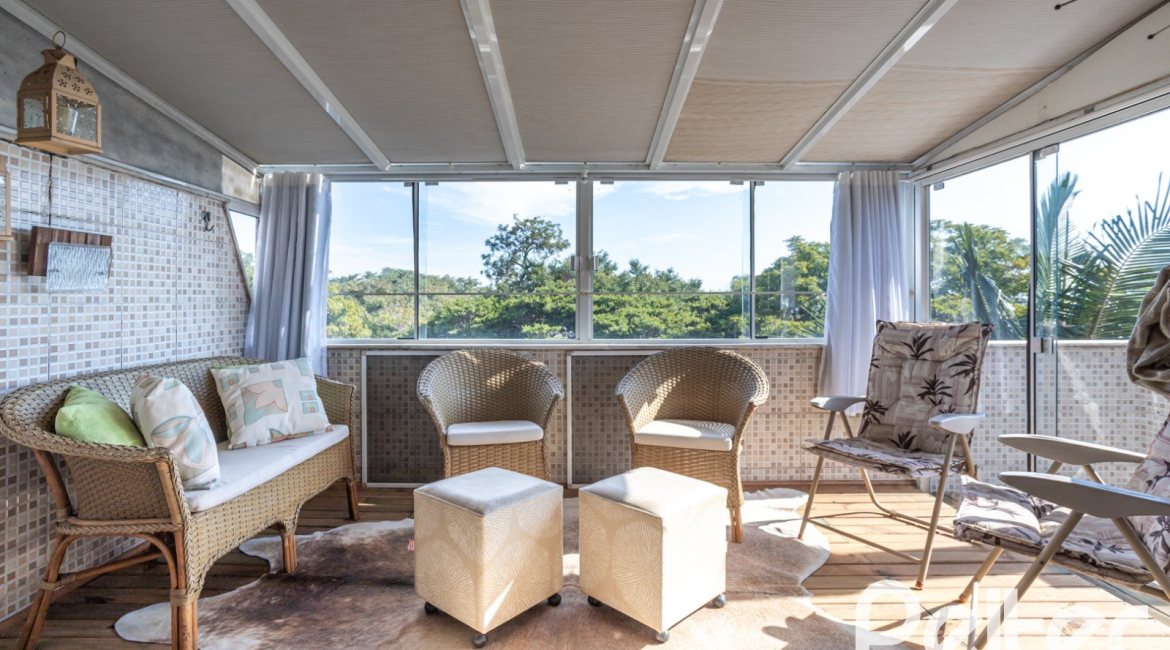 Casa em Condomínio à venda com 252m², 3 dormitórios, 2 suítes, 3 vagas, no bairro Vila Assunção em Porto Alegre