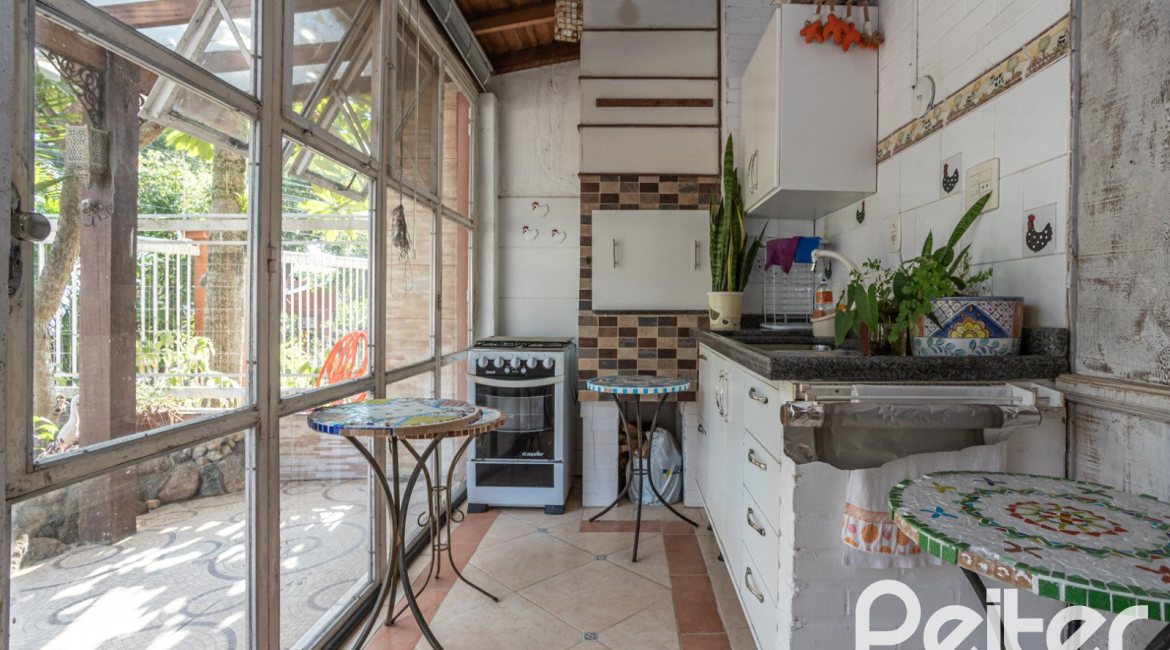 Casa em Condomínio à venda com 252m², 3 dormitórios, 2 suítes, 3 vagas, no bairro Vila Assunção em Porto Alegre