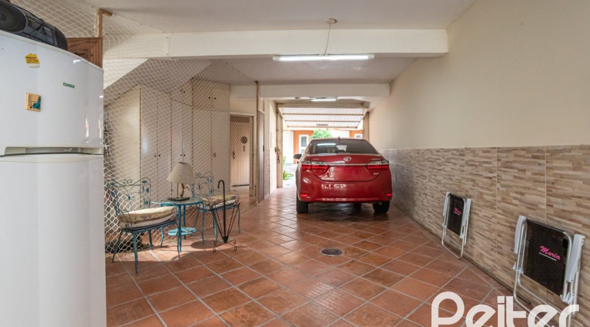 Casa em Condomínio à venda com 252m², 3 dormitórios, 2 suítes, 3 vagas, no bairro Vila Assunção em Porto Alegre