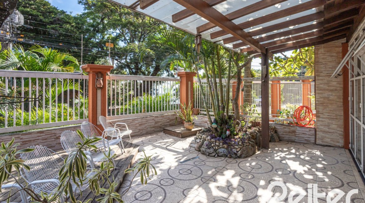 Casa em Condomínio à venda com 252m², 3 dormitórios, 2 suítes, 3 vagas, no bairro Vila Assunção em Porto Alegre