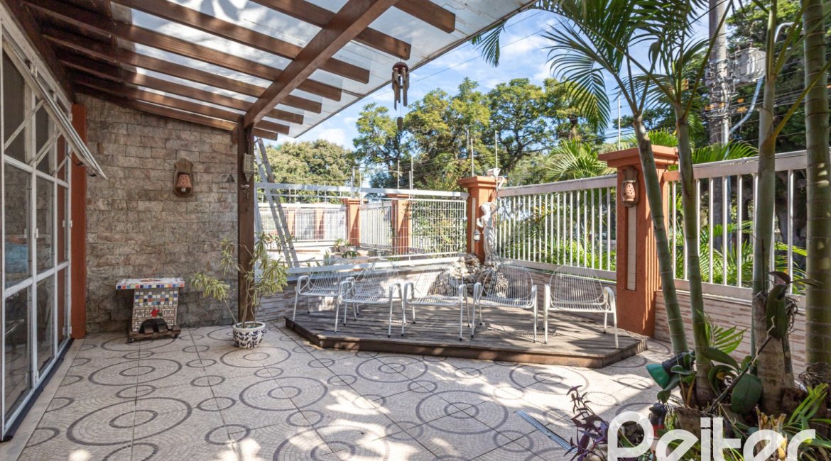 Casa em Condomínio à venda com 252m², 3 dormitórios, 2 suítes, 3 vagas, no bairro Vila Assunção em Porto Alegre