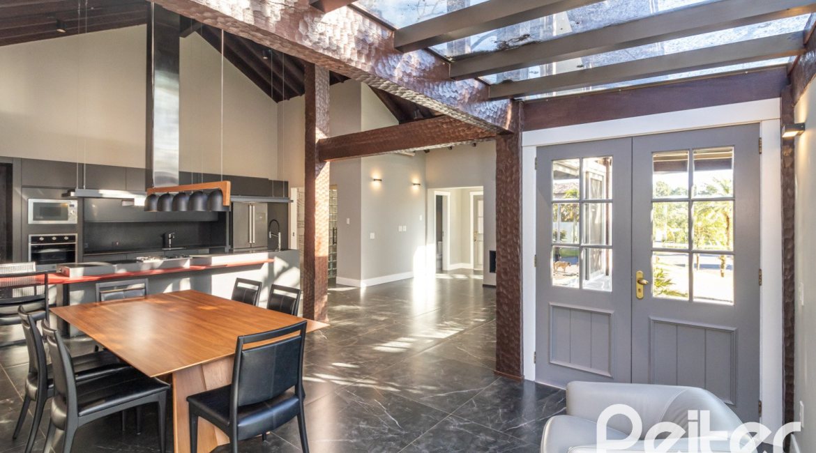 Casa em Condomínio à venda com 196m², 3 dormitórios, 1 suíte, 4 vagas, no bairro Terra Ville em PORTO ALEGRE