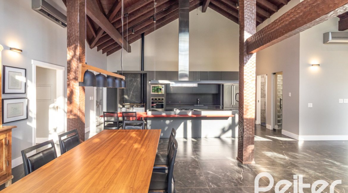 Casa em Condomínio à venda com 196m², 3 dormitórios, 1 suíte, 4 vagas, no bairro Terra Ville em PORTO ALEGRE