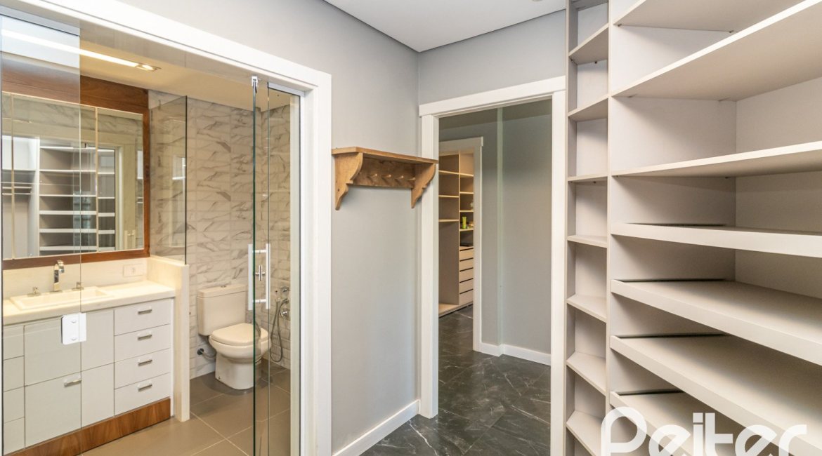 Casa em Condomínio à venda com 196m², 3 dormitórios, 1 suíte, 4 vagas, no bairro Terra Ville em PORTO ALEGRE