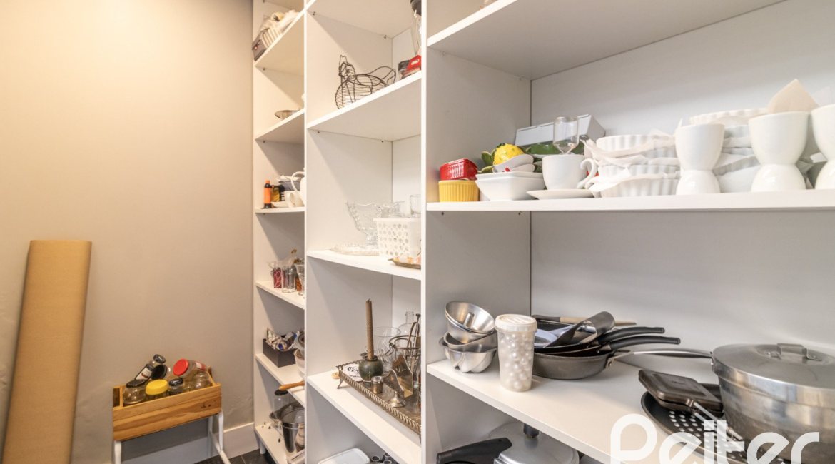 Casa em Condomínio à venda com 196m², 3 dormitórios, 1 suíte, 4 vagas, no bairro Terra Ville em PORTO ALEGRE