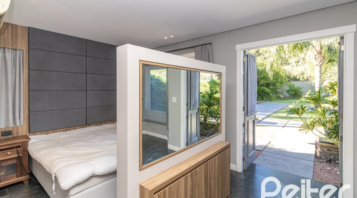 Casa em Condomínio à venda com 196m², 3 dormitórios, 1 suíte, 4 vagas, no bairro Terra Ville em PORTO ALEGRE