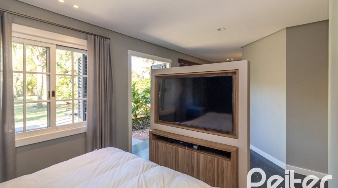 Casa em Condomínio à venda com 196m², 3 dormitórios, 1 suíte, 4 vagas, no bairro Terra Ville em PORTO ALEGRE